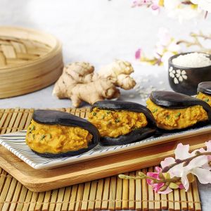 "CASH&CARRY" MICRO BAO NEGRO POLLO CURRY "ASIAN BITES" 35gr/4x4cm BANDEJA 30und (CAJA 2 BANDEJAS)