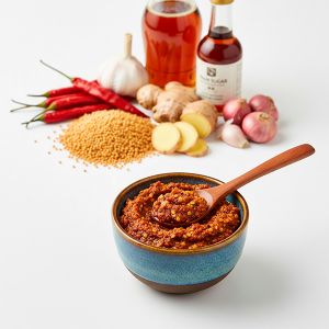 MOSTAZA PICANTE "SAMBAL DEVILS MUSTARD" CUBO 1kg (CAJA 12 CUBOS)